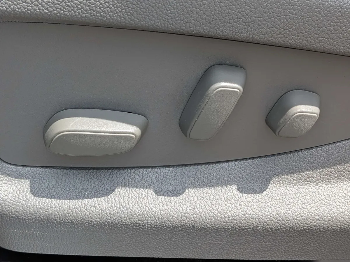 2018 Chevrolet Tahoe LT thumbnail 25