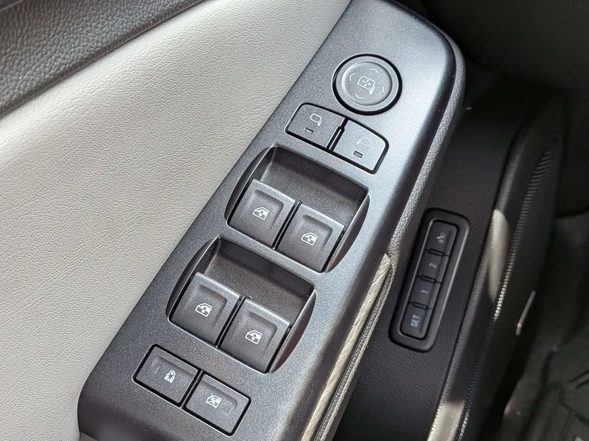 2018 Chevrolet Tahoe LT thumbnail 32