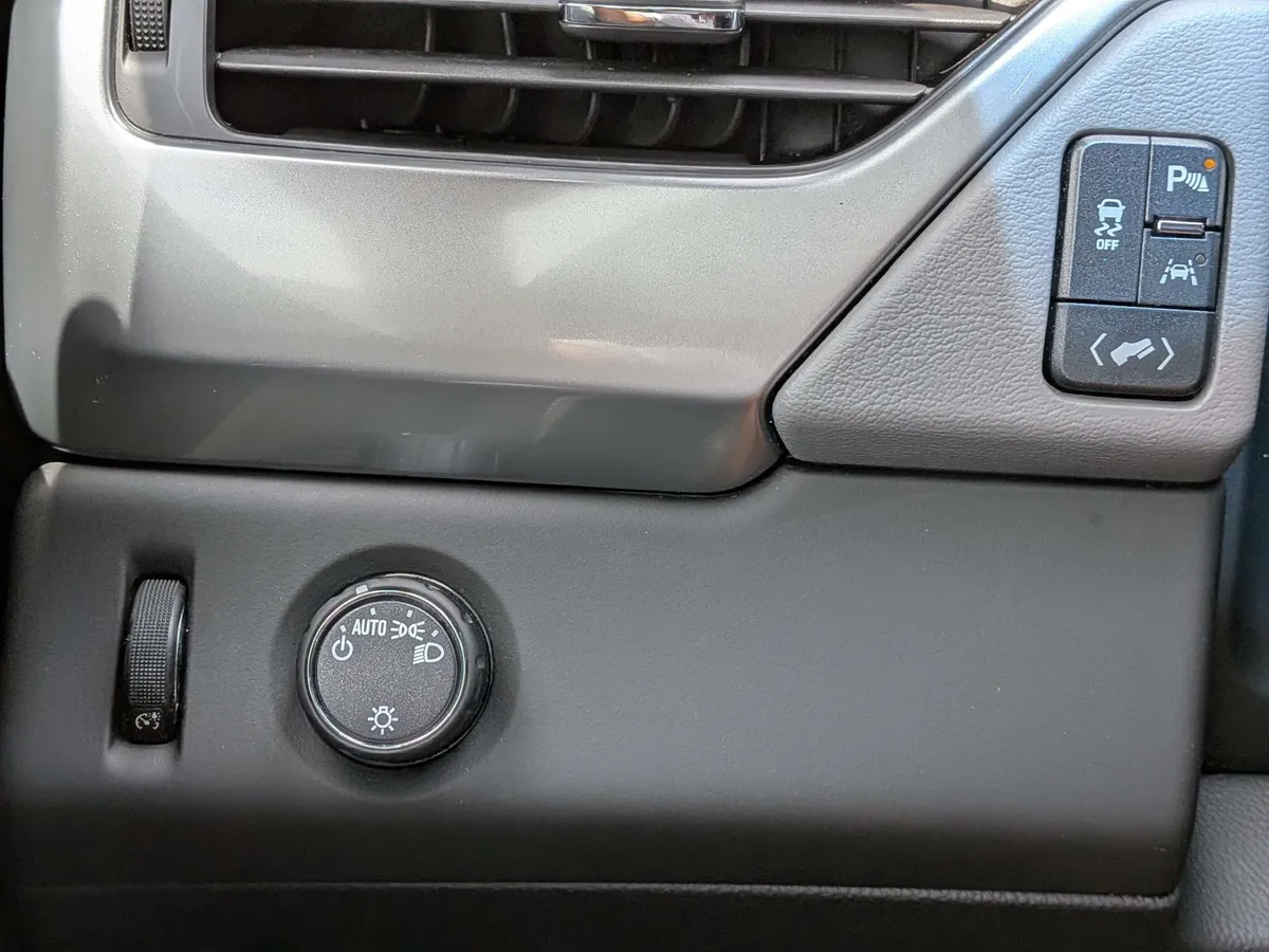 2018 Chevrolet Tahoe LT thumbnail 33