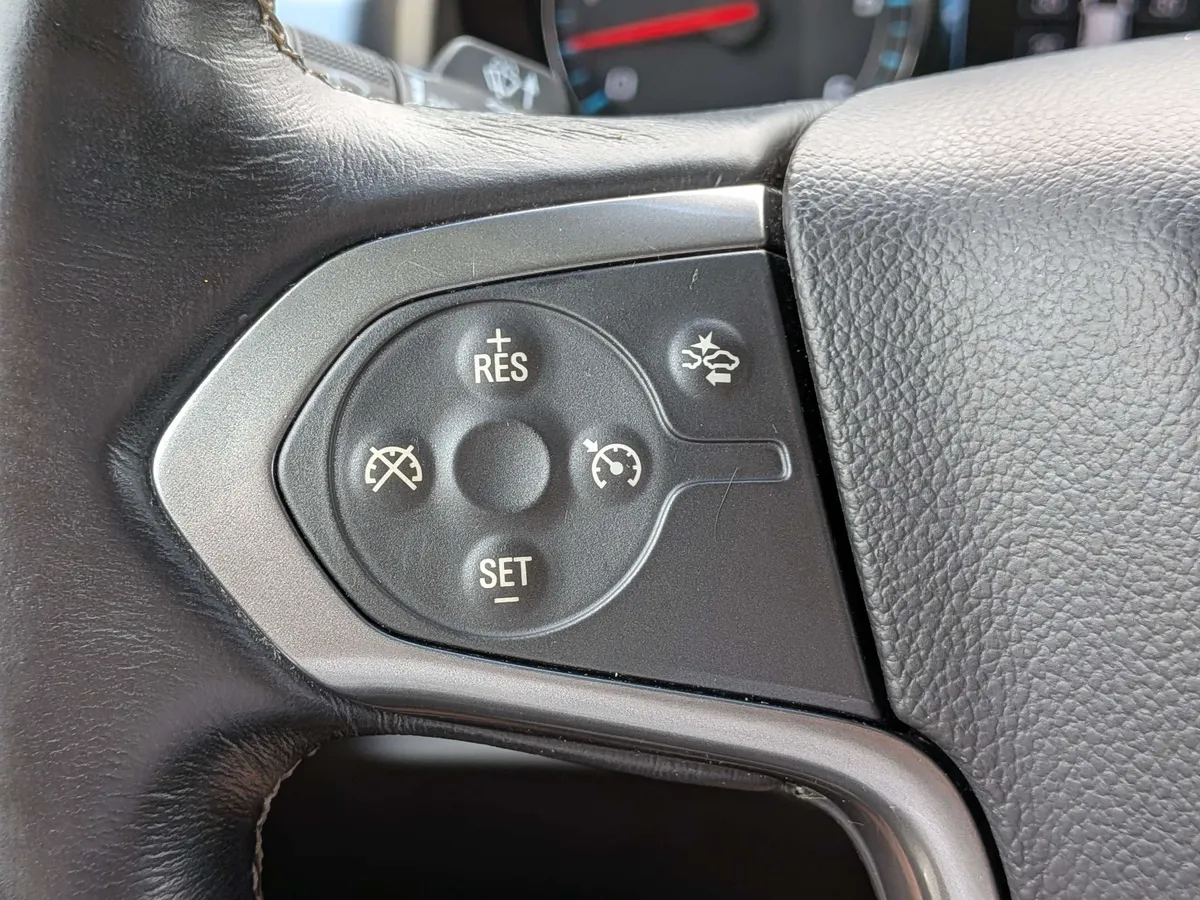 2018 Chevrolet Tahoe LT thumbnail 34