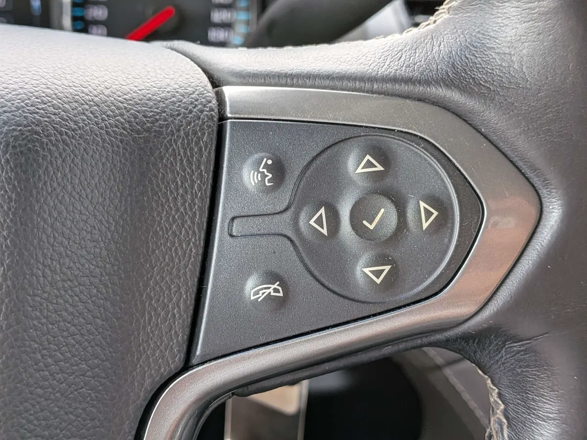 2018 Chevrolet Tahoe LT thumbnail 35