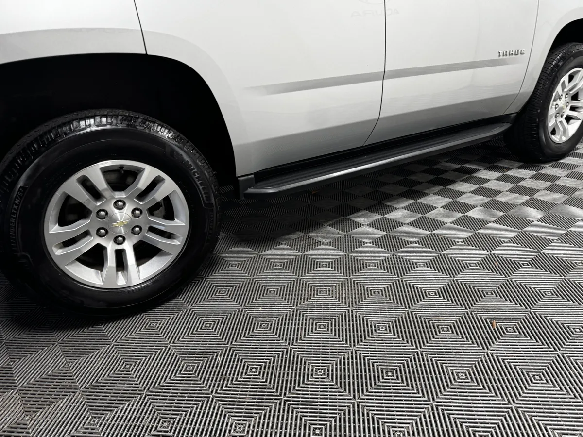 2018 Chevrolet Tahoe LT thumbnail 17