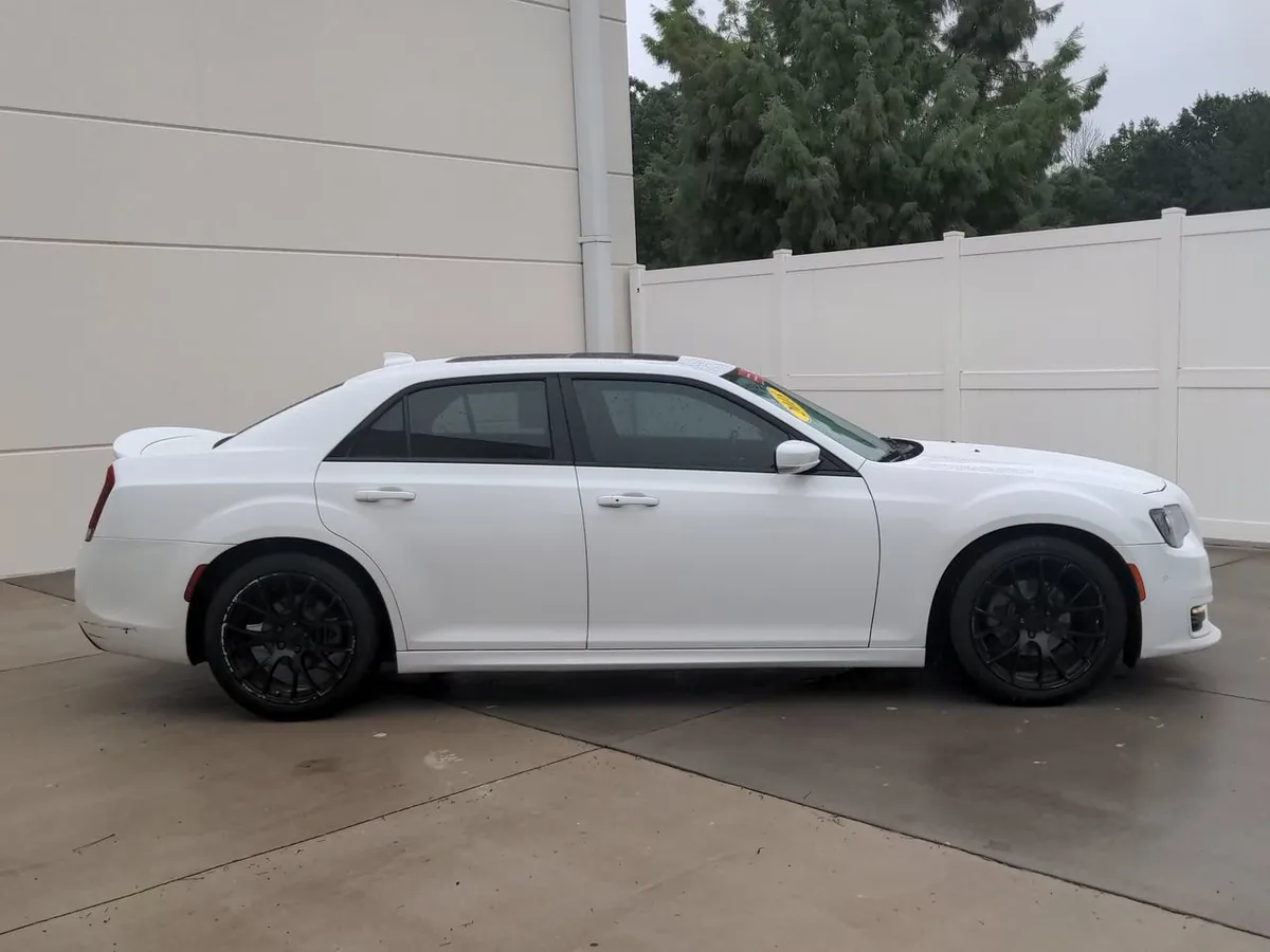 2018 Chrysler 300 300S thumbnail 10