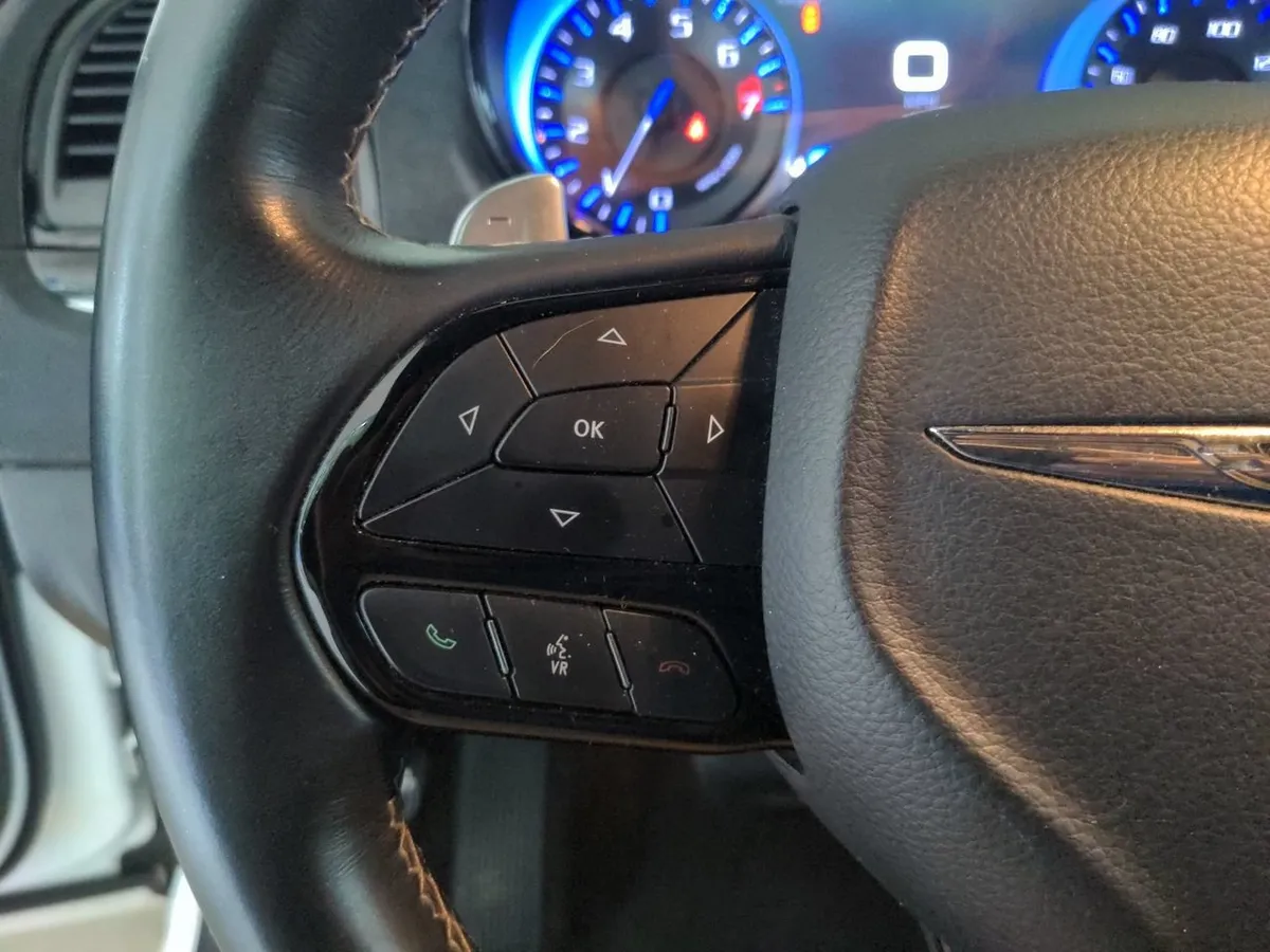 2018 Chrysler 300 300S thumbnail 18