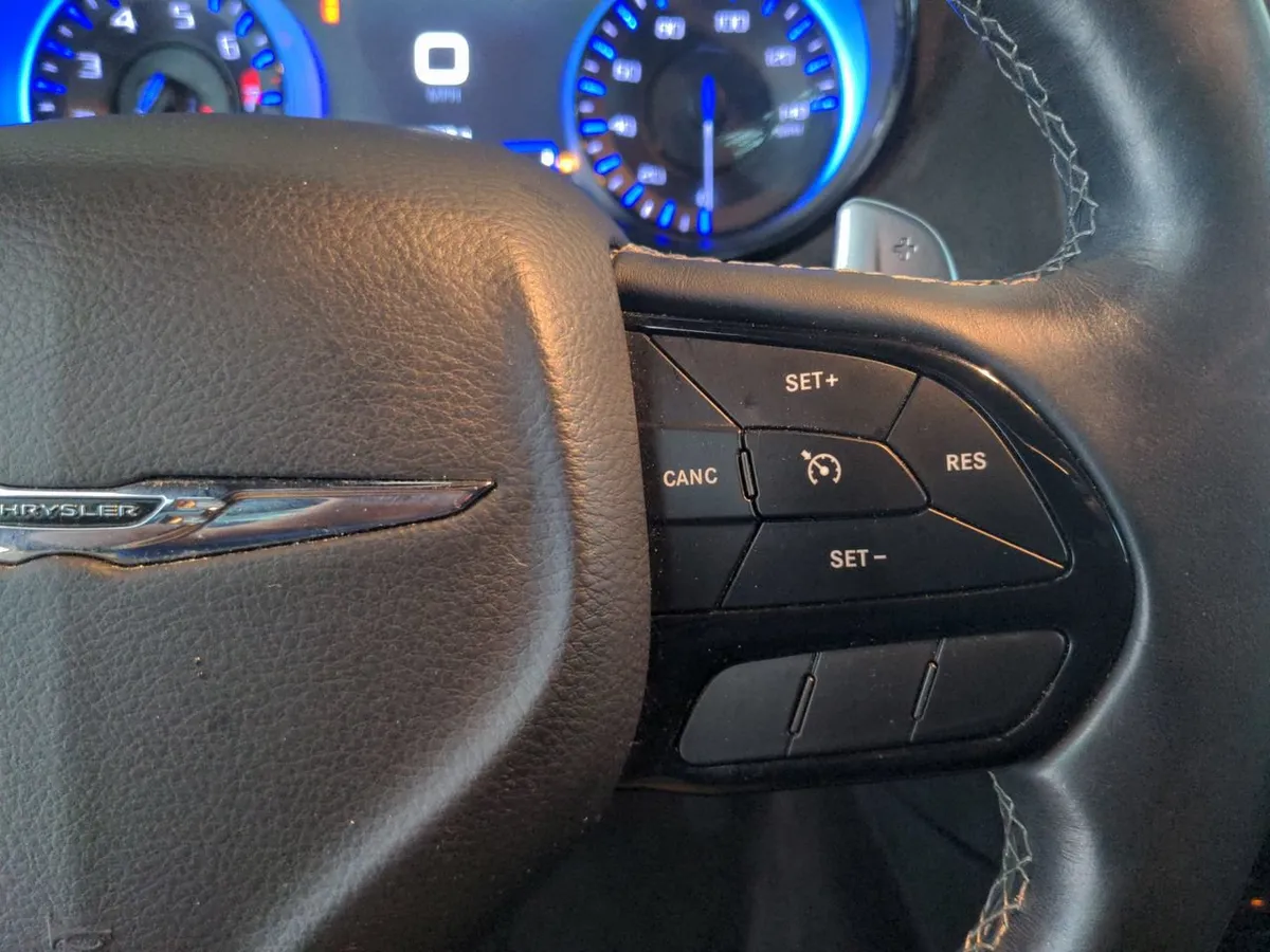 2018 Chrysler 300 300S thumbnail 19