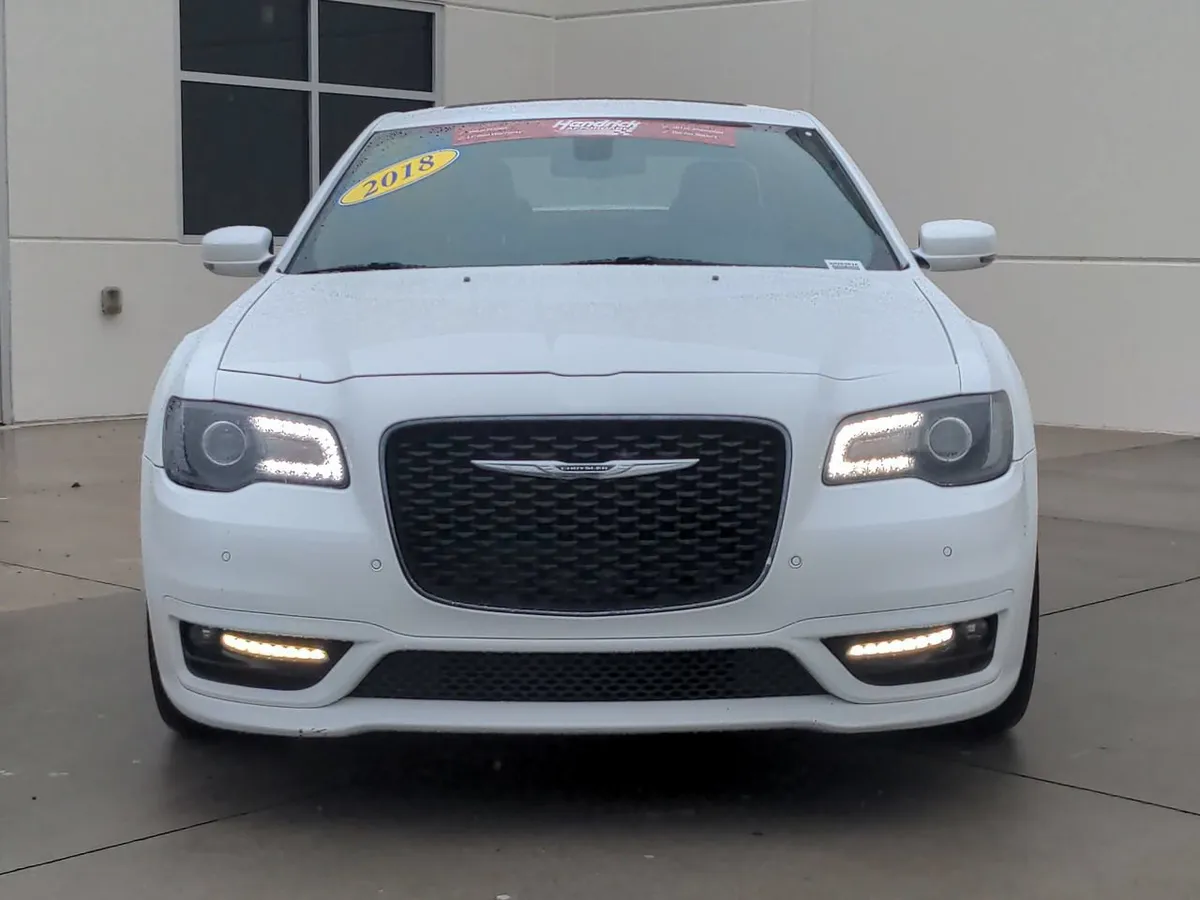2018 Chrysler 300 300S thumbnail 2