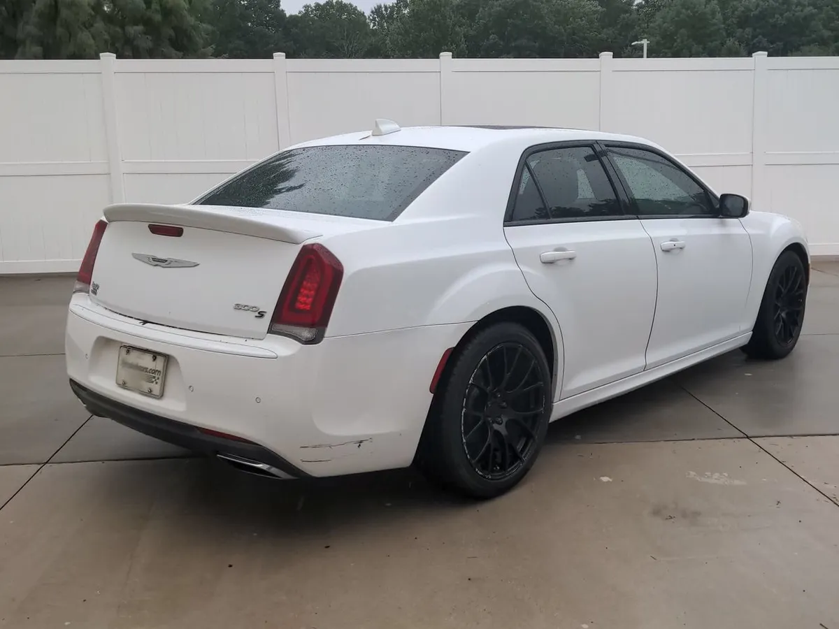 2018 Chrysler 300 300S thumbnail 9
