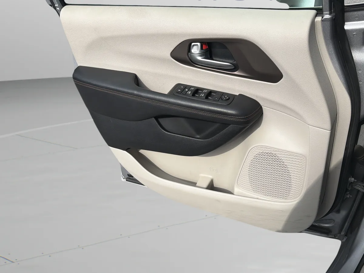 2018 Chrysler Pacifica Touring L Plus thumbnail 26