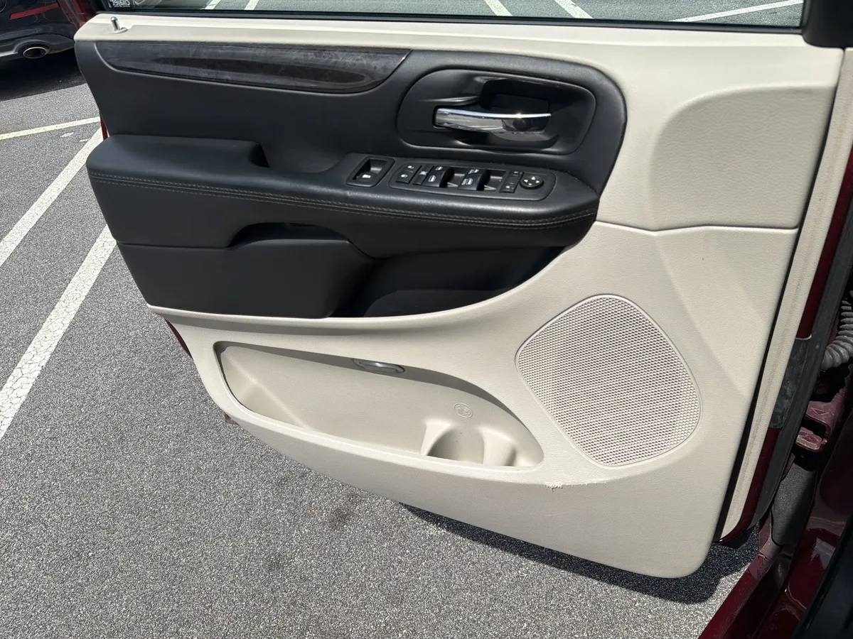 2018 Dodge Grand Caravan SE thumbnail 16