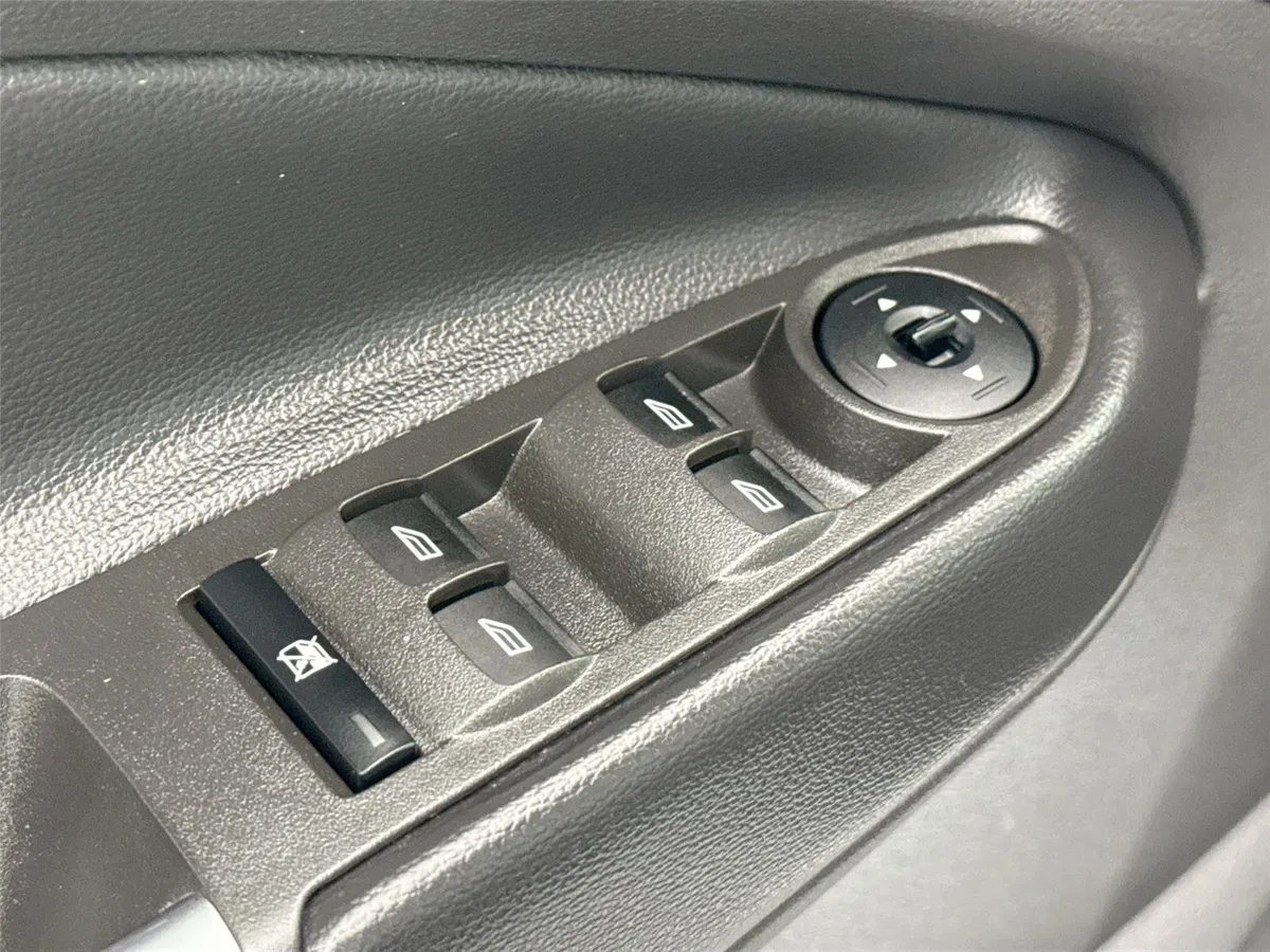 2018 Ford Escape SE thumbnail 25