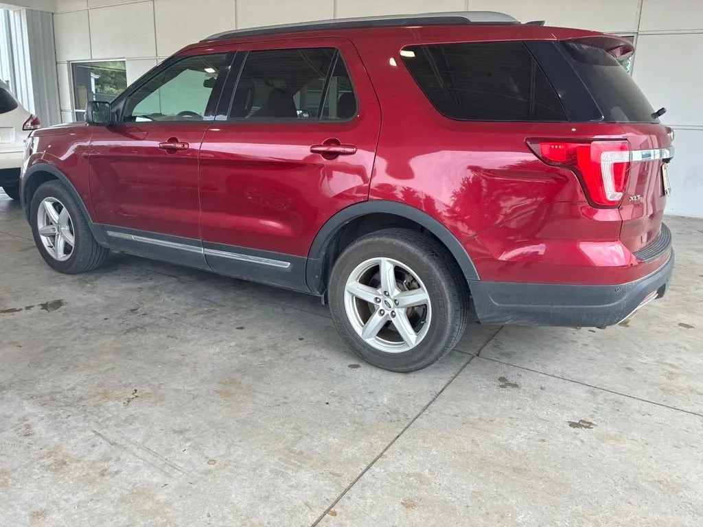 2018 Ford Explorer XLT thumbnail 2