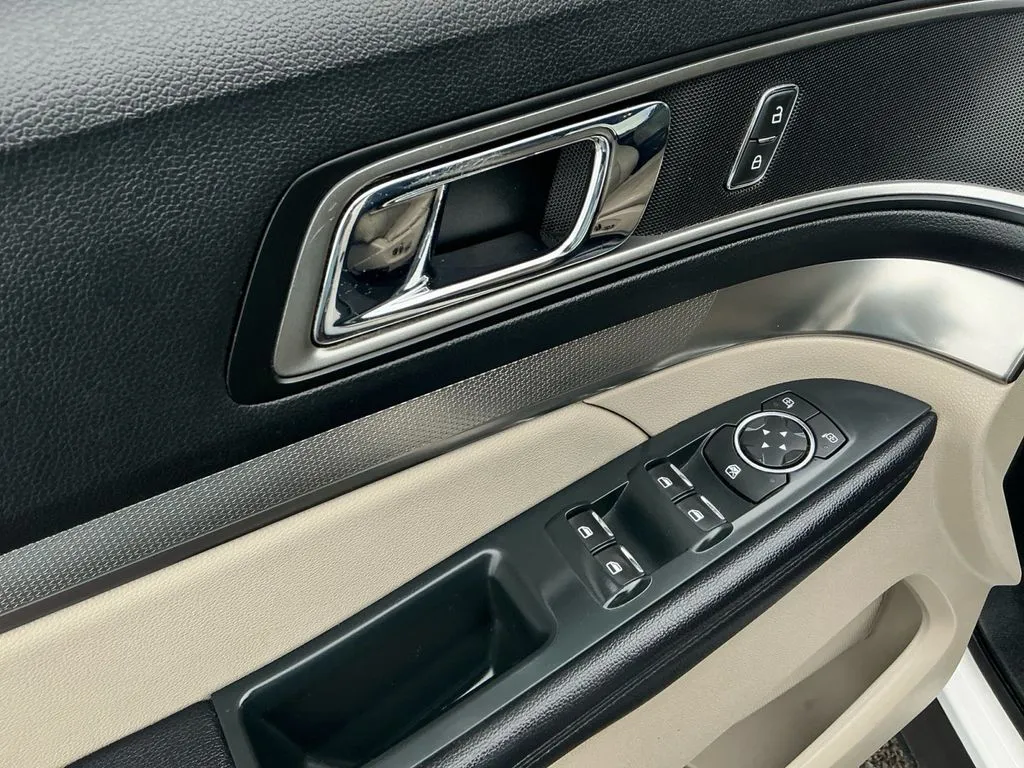 2018 Ford Explorer XLT thumbnail 16