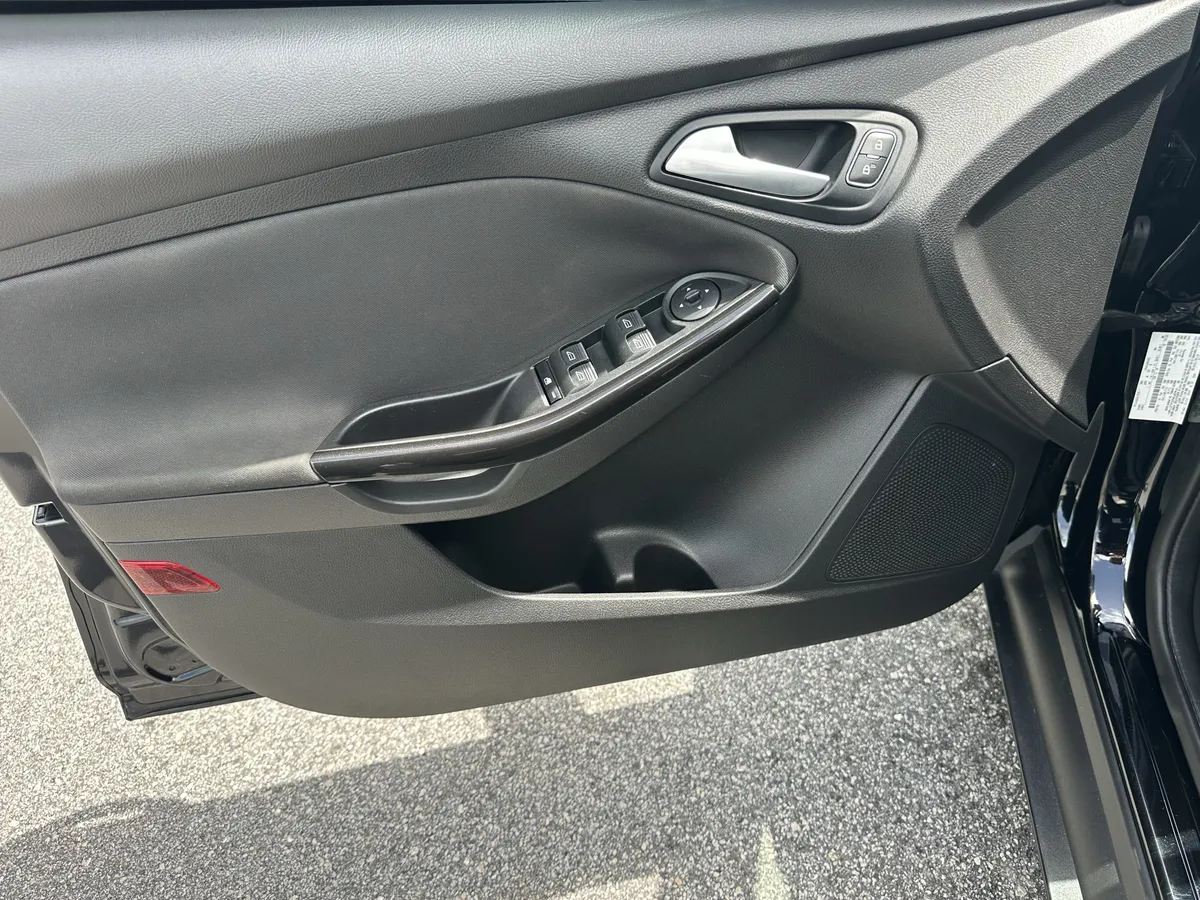 2018 Ford Focus Titanium thumbnail 11