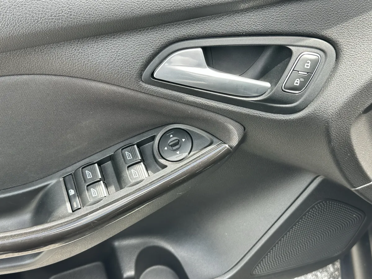 2018 Ford Focus Titanium thumbnail 12