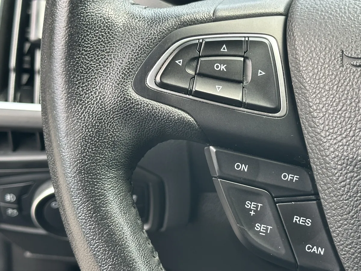 2018 Ford Focus Titanium thumbnail 16