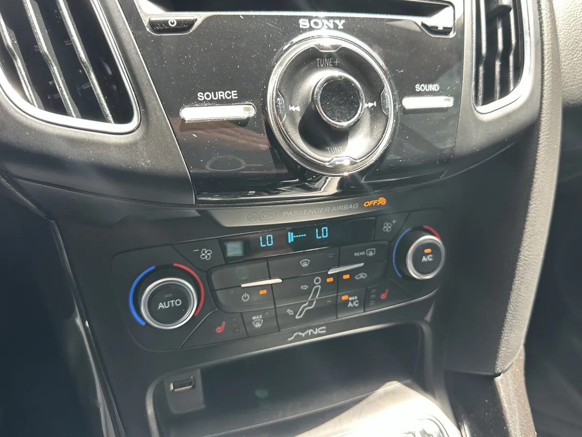 2018 Ford Focus Titanium thumbnail 23