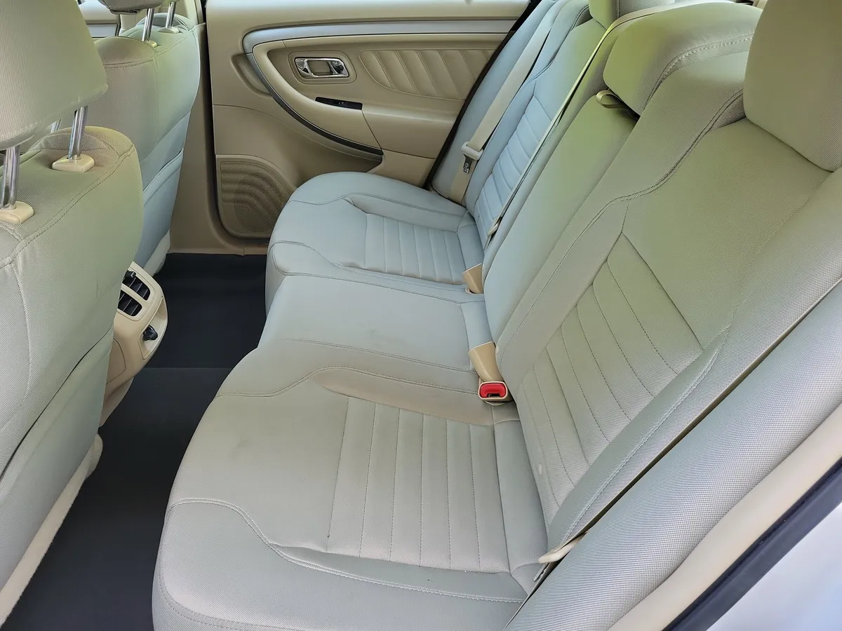 2018 Ford Taurus SE thumbnail 12
