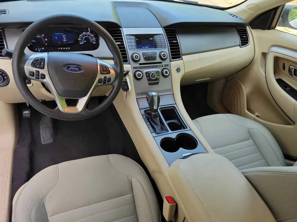 2018 Ford Taurus SE thumbnail 14
