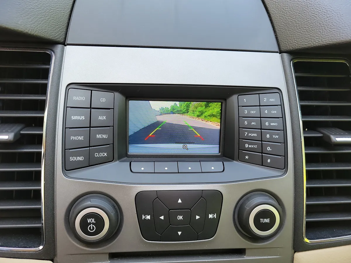 2018 Ford Taurus SE thumbnail 16