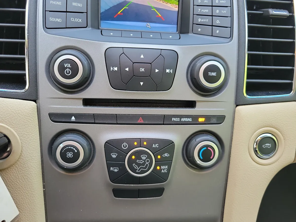 2018 Ford Taurus SE thumbnail 17