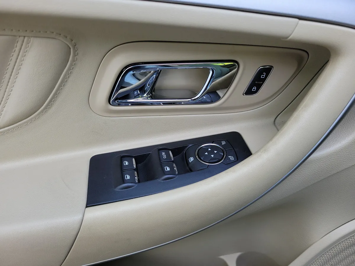 2018 Ford Taurus SE thumbnail 24
