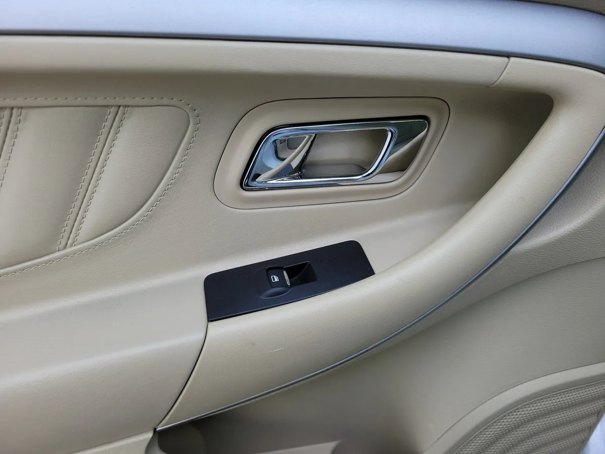 2018 Ford Taurus SE thumbnail 25