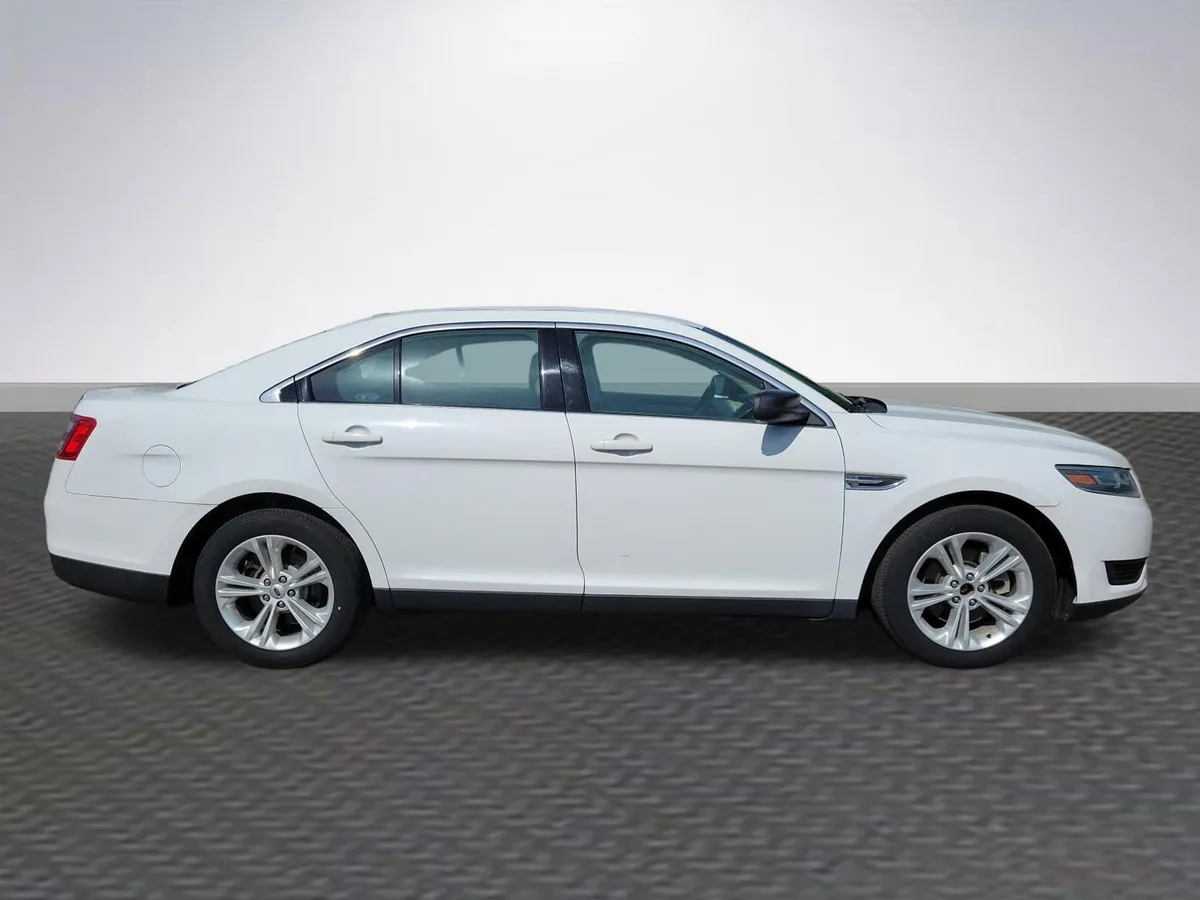 2018 Ford Taurus SE thumbnail 4