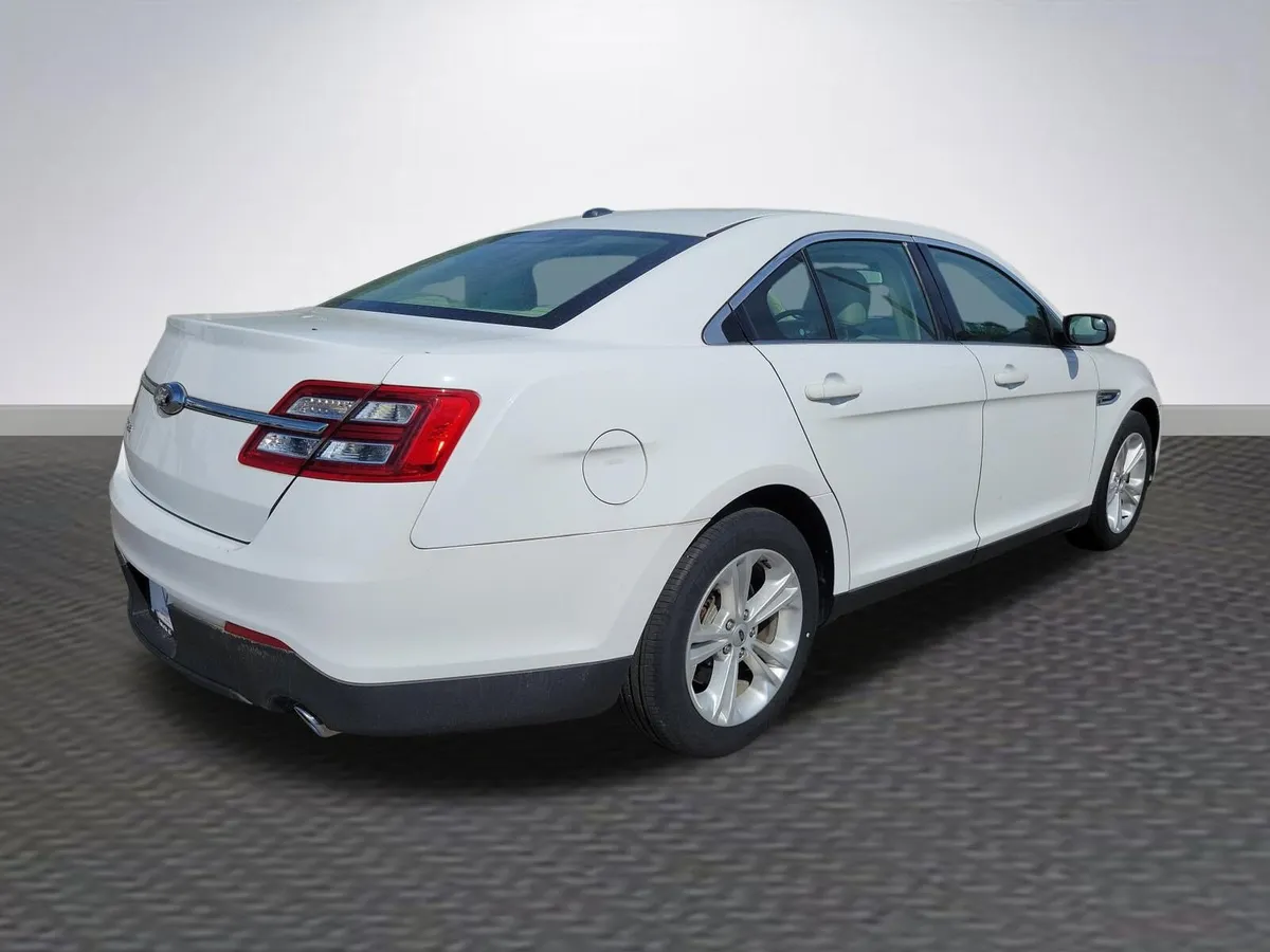 2018 Ford Taurus SE thumbnail 5