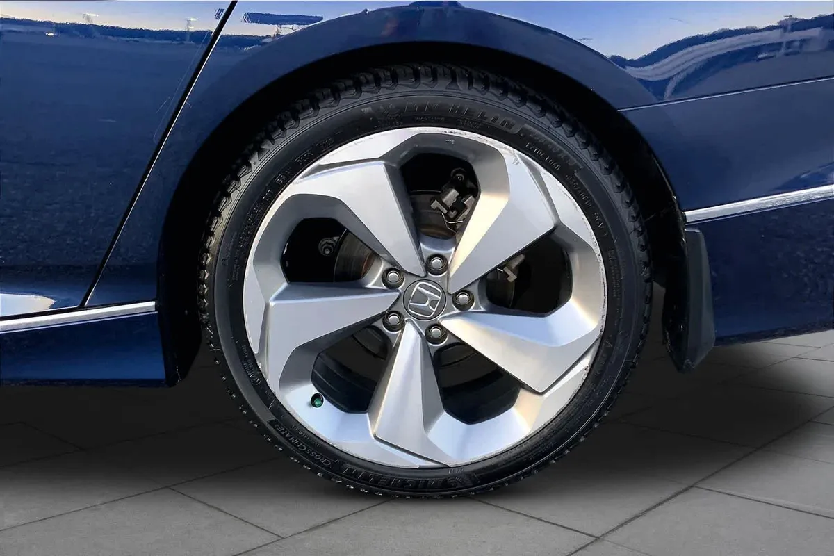 2018 Honda Accord Sedan Touring 1.5T thumbnail 11