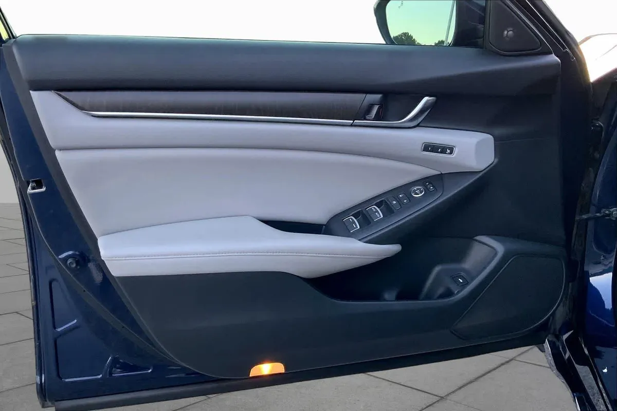 2018 Honda Accord Sedan Touring 1.5T thumbnail 21