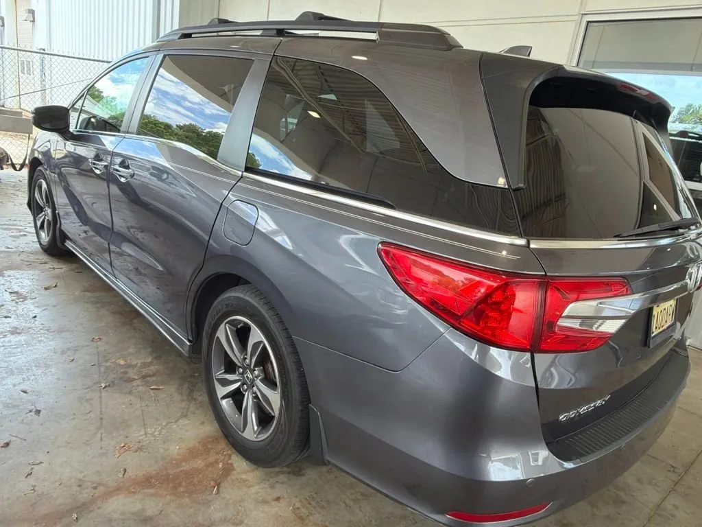 2018 Honda Odyssey Touring thumbnail 2
