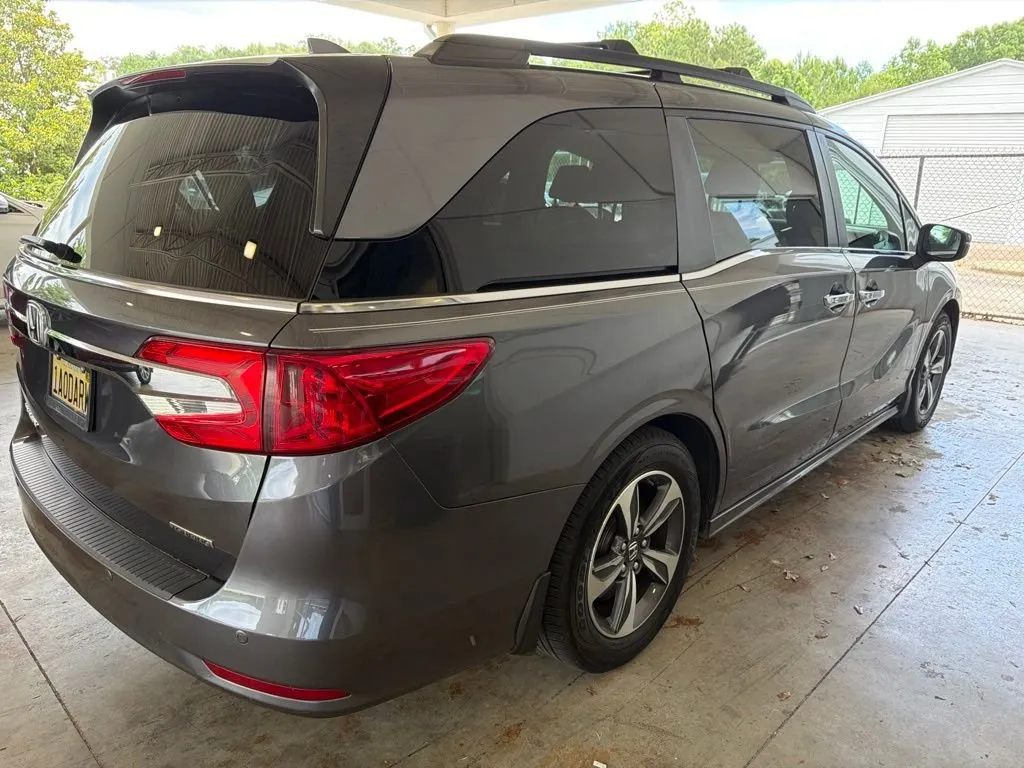 2018 Honda Odyssey Touring thumbnail 3