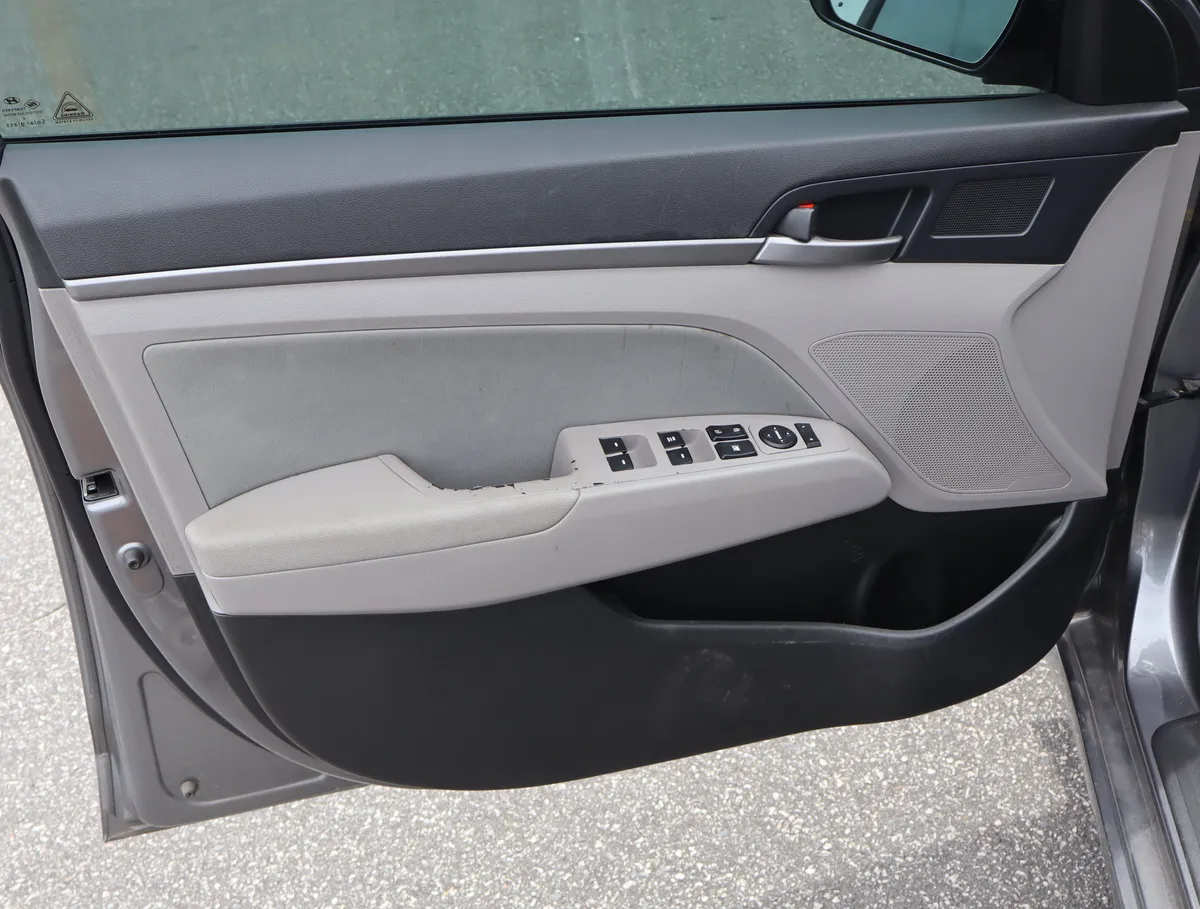 2018 Hyundai Elantra SEL thumbnail 12