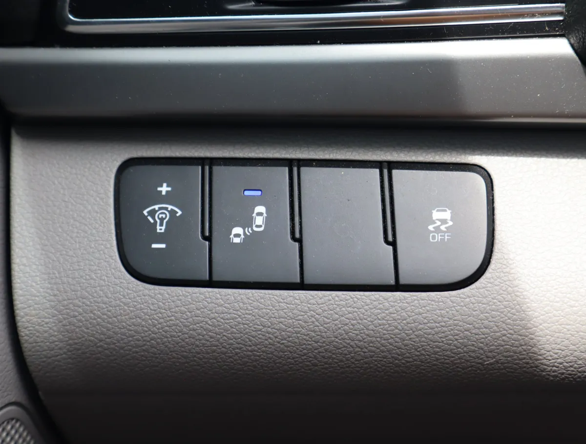 2018 Hyundai Elantra SEL thumbnail 17