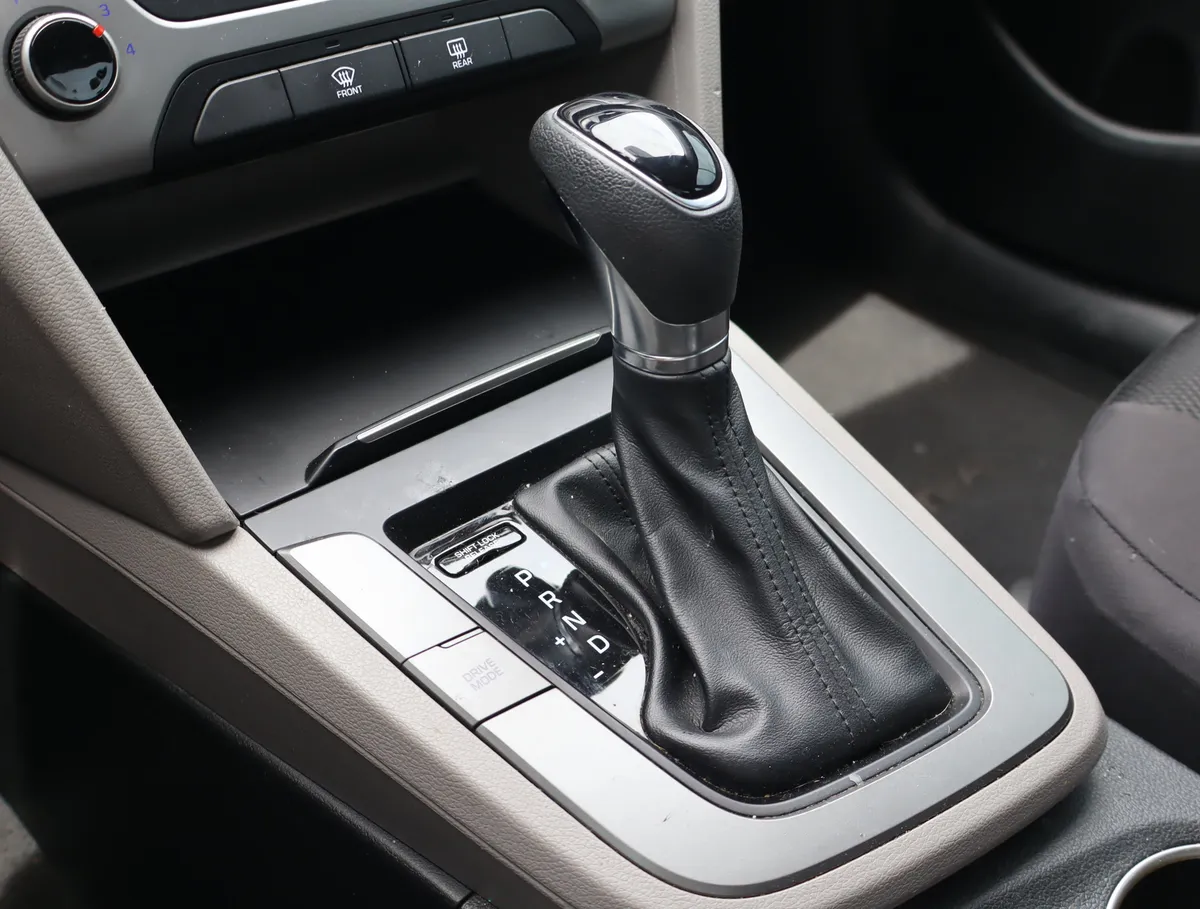 2018 Hyundai Elantra SEL thumbnail 25