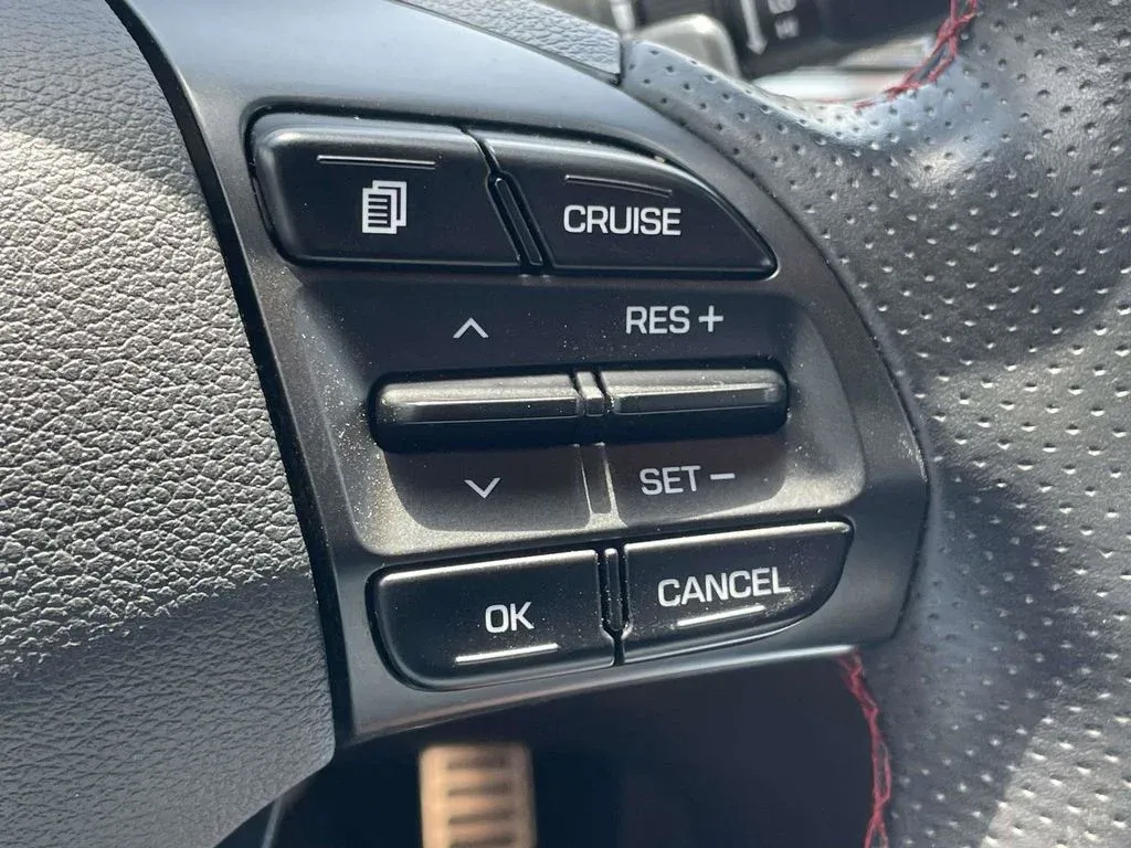 2018 Hyundai Elantra Sport thumbnail 23
