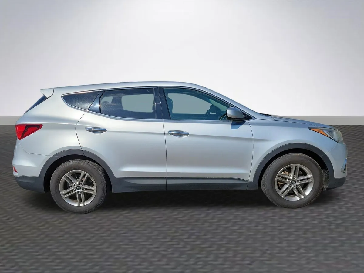 2018 Hyundai Santa Fe Sport 2.4L thumbnail 4