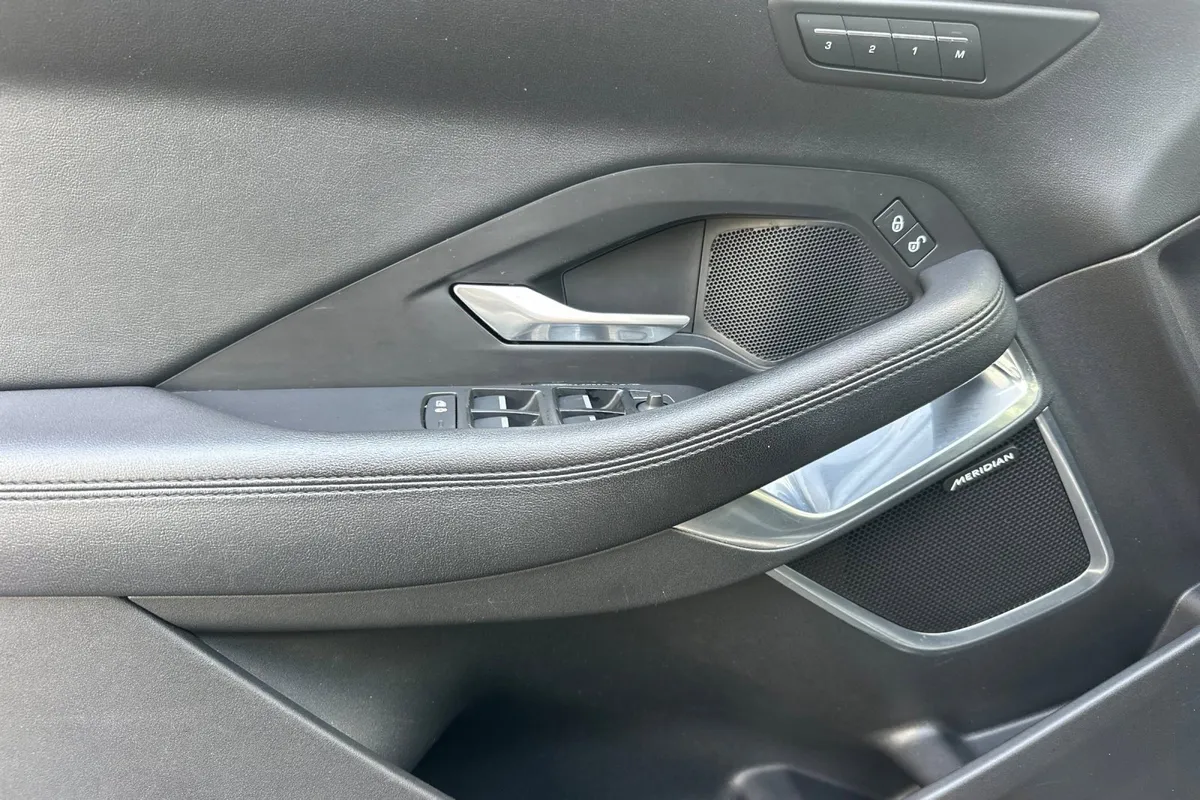 2018 Jaguar E-PACE SE thumbnail 11