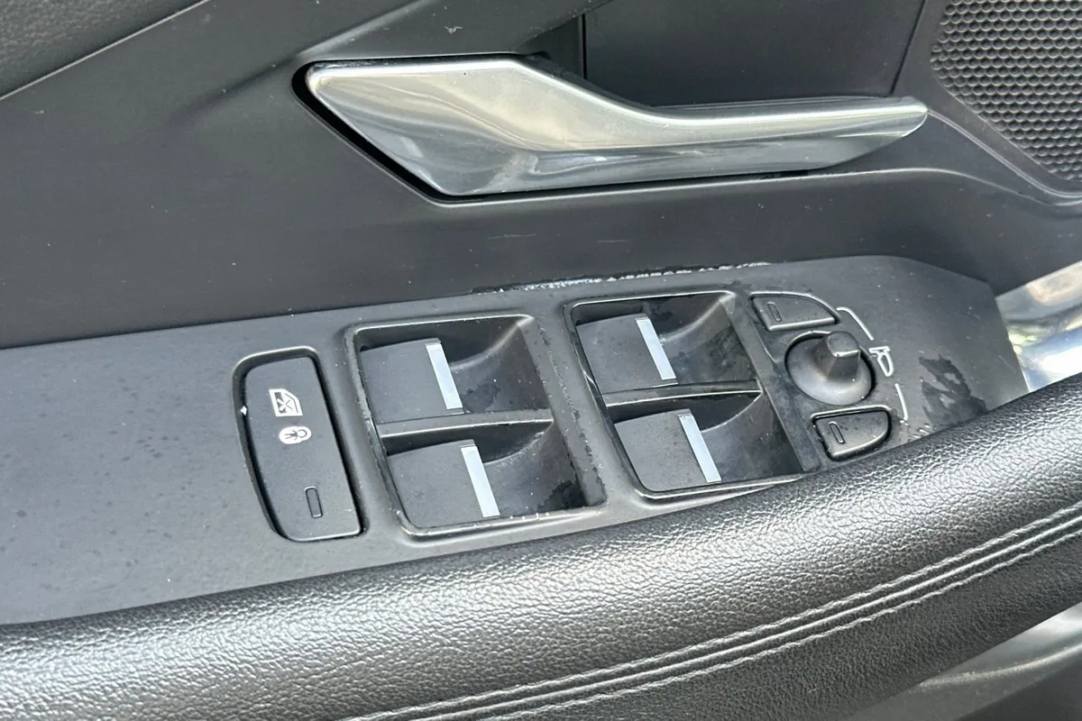 2018 Jaguar E-PACE SE thumbnail 12