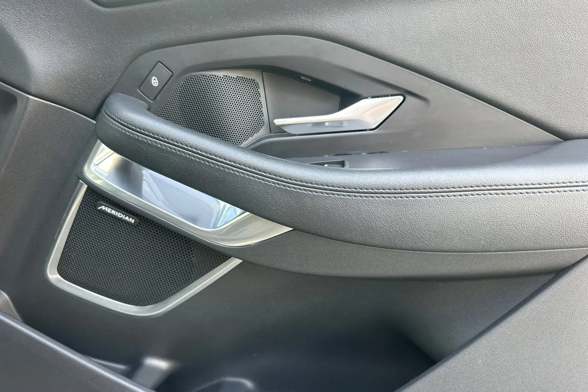 2018 Jaguar E-PACE SE thumbnail 19