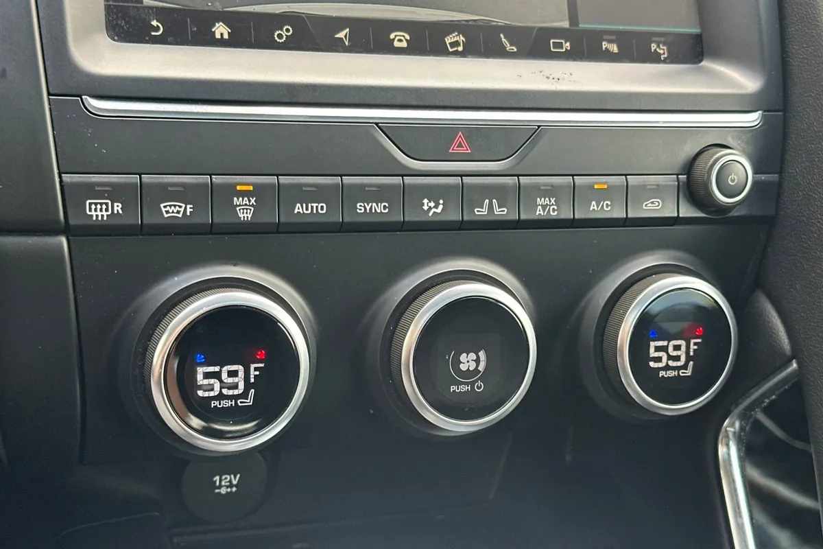 2018 Jaguar E-PACE SE thumbnail 24