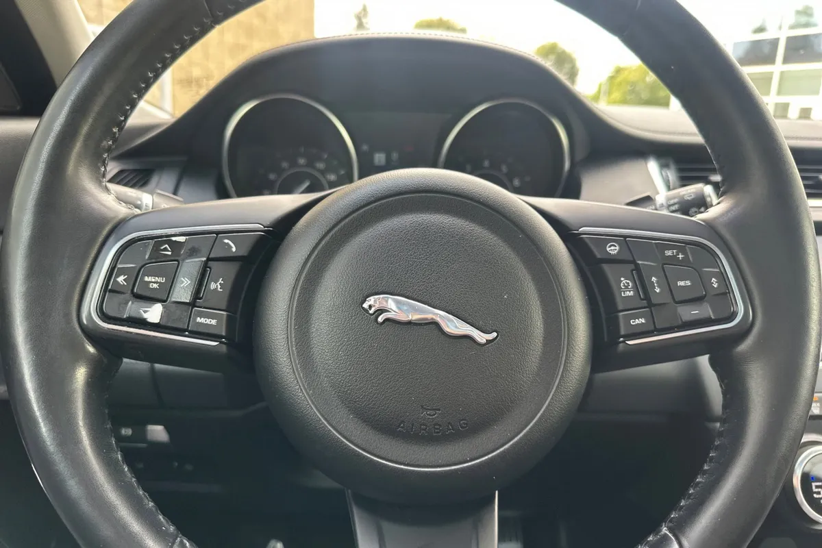 2018 Jaguar E-PACE SE thumbnail 27