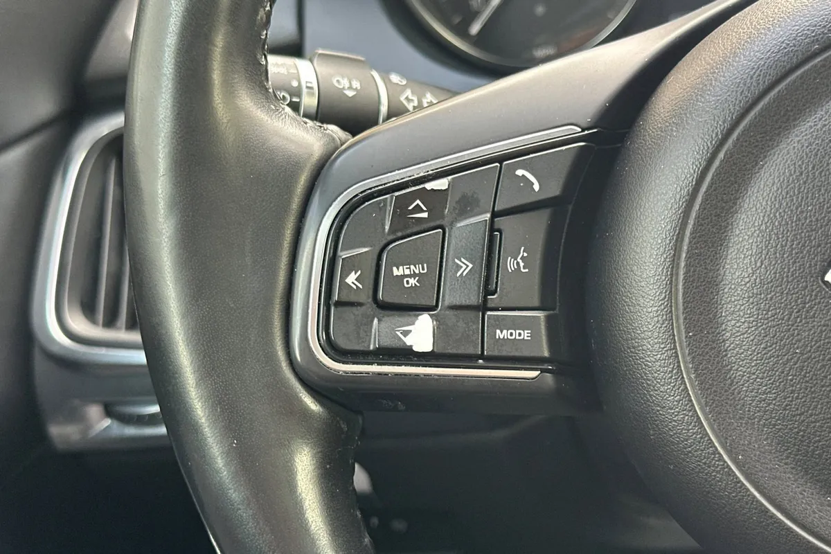 2018 Jaguar E-PACE SE thumbnail 28