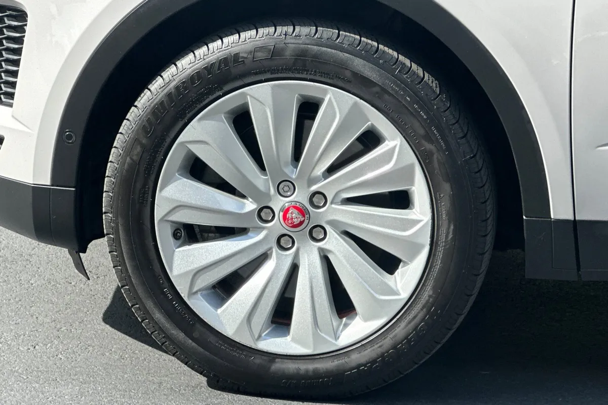 2018 Jaguar E-PACE SE thumbnail 35