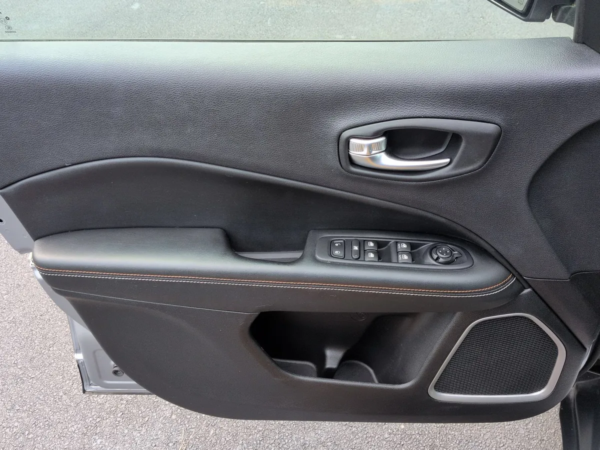 2018 Jeep Compass Latitude thumbnail 13