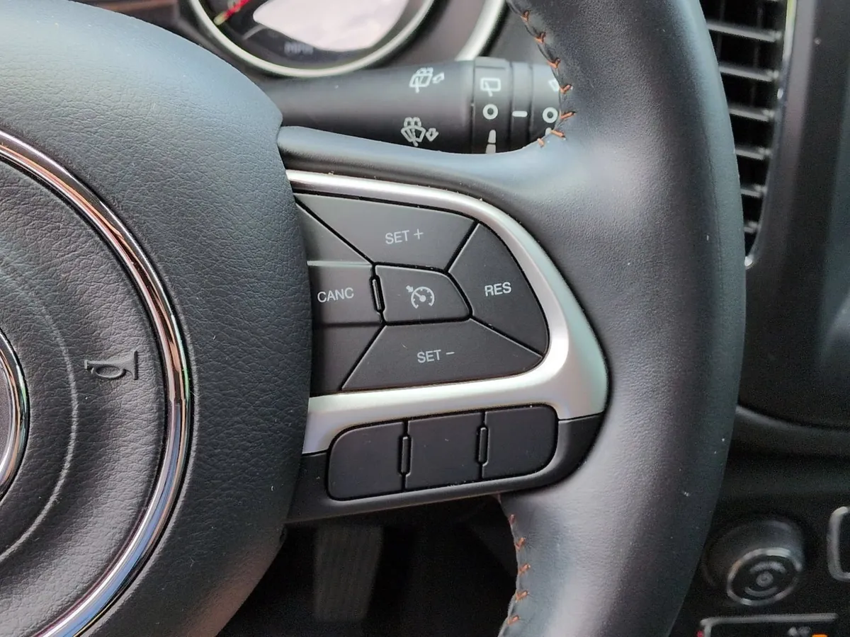 2018 Jeep Compass Latitude thumbnail 19