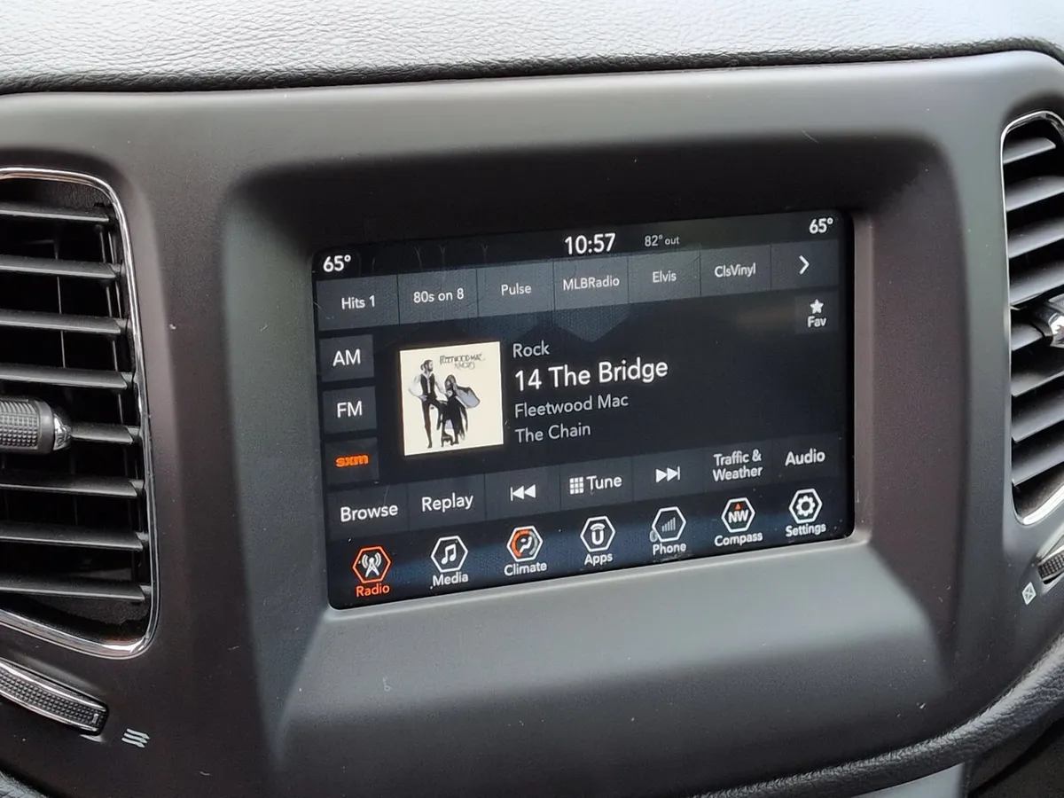 2018 Jeep Compass Latitude thumbnail 22
