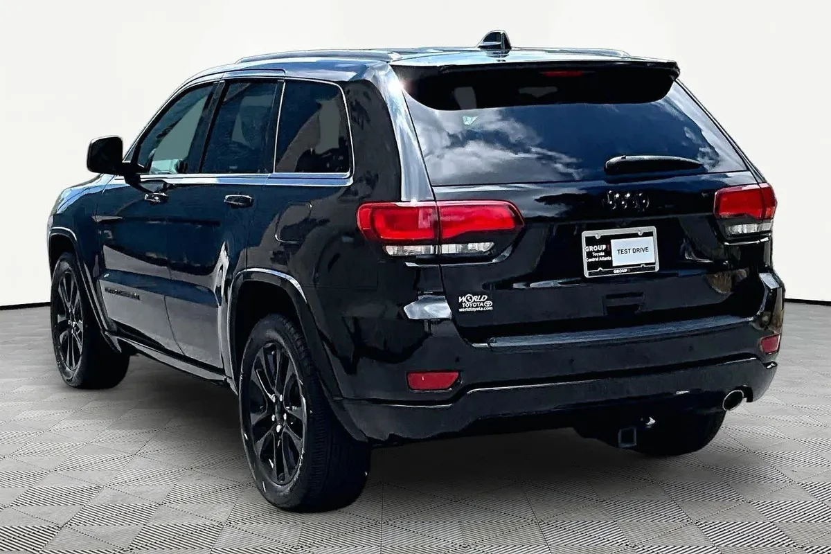 2018 Jeep Grand Cherokee Altitude thumbnail 12