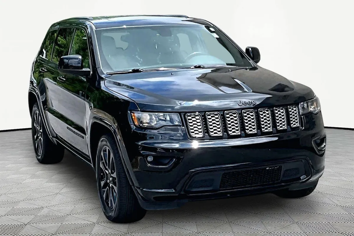 2018 Jeep Grand Cherokee Altitude thumbnail 3