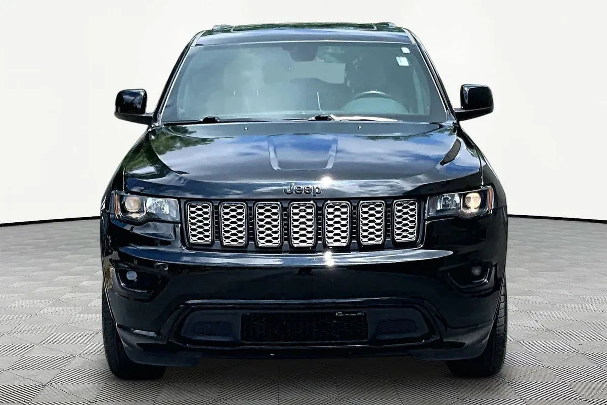 2018 Jeep Grand Cherokee Altitude thumbnail 4